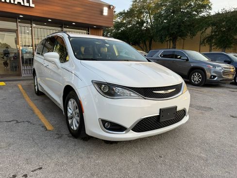 Used 2017 Chrysler Pacifica Touring-L FWD image 3