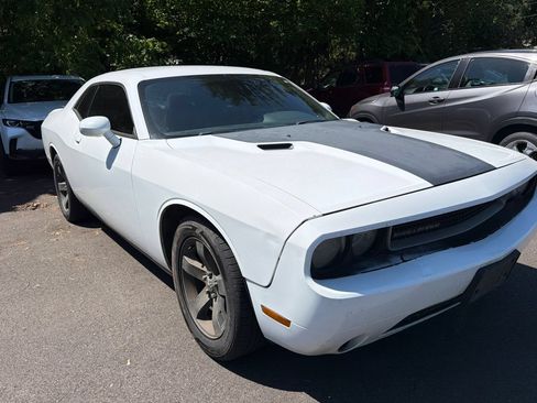 Used 2013 Dodge Challenger SXT RWD image 2