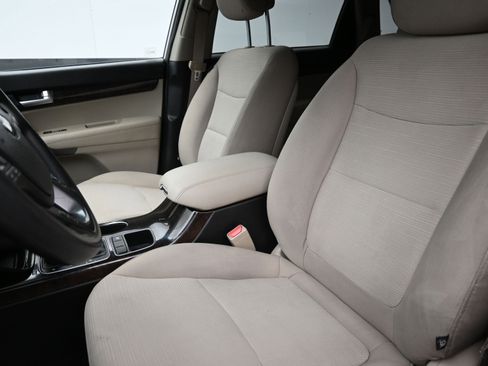 Used 2014 Kia Sorento LX image 11