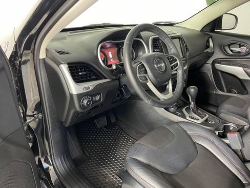 Used 2018 Jeep Cherokee Trailhawk w/ Cold Weather Group AWD/4WD image 3