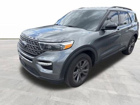 Used 2023 Ford Explorer XLT w/ Equipment Group 202A AWD/4WD image 4