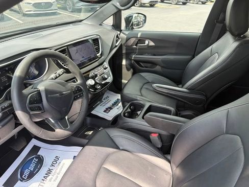 Used 2025 Chrysler Pacifica Select FWD image 30