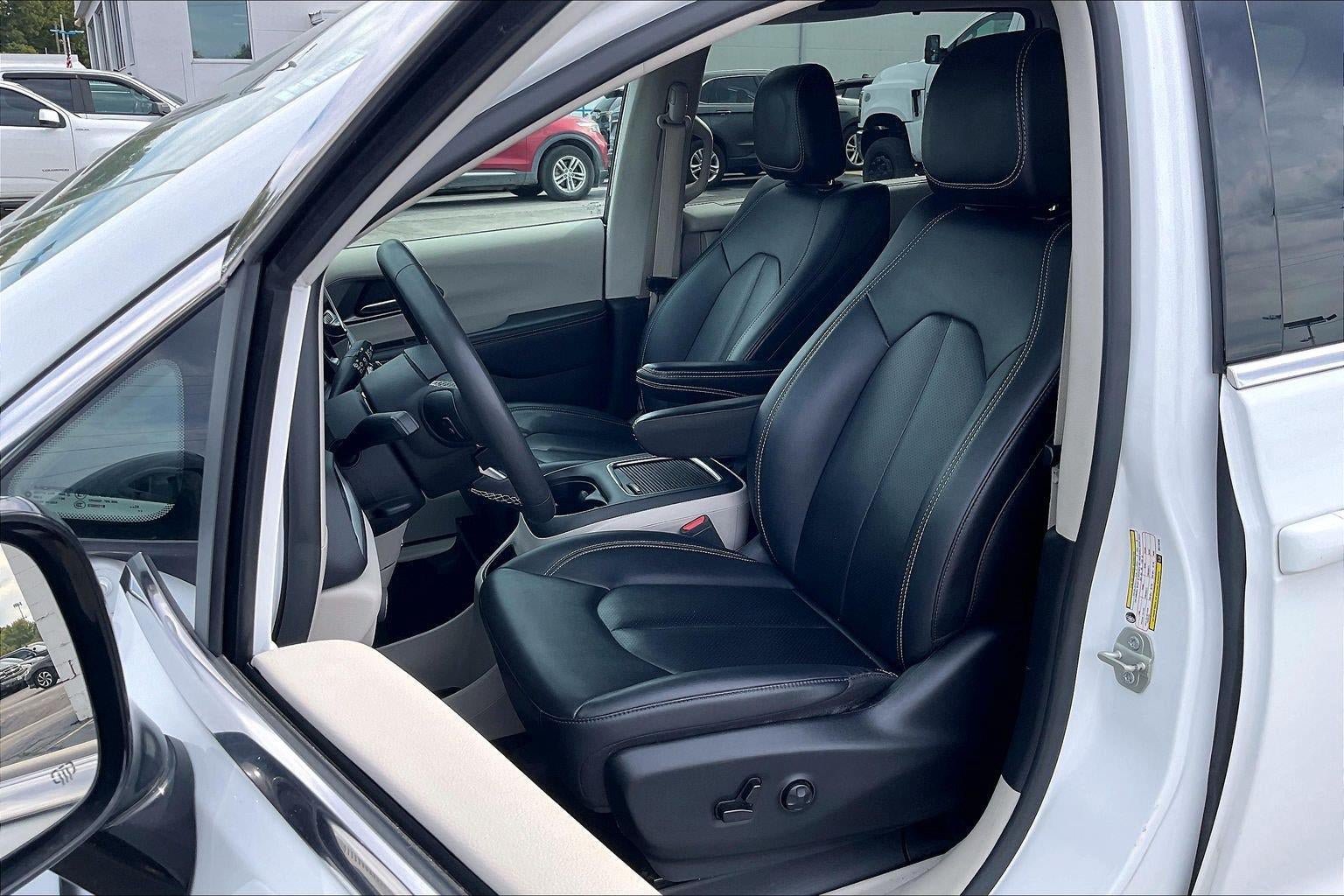 Used 2024 Chrysler Pacifica Touring-L FWD image 22