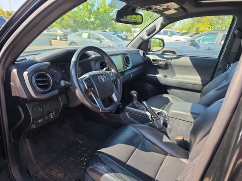 Used 2021 Toyota Tacoma TRD Off-Road w/ TRD Premium Off Road Package AWD/4WD image 2