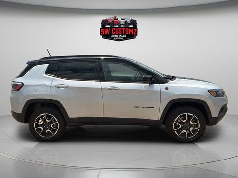 Used 2025 Jeep Compass Trailhawk AWD/4WD image 8