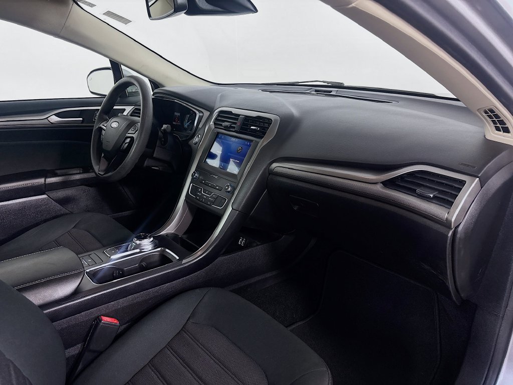 Used 2020 Ford Fusion SE FWD image 27
