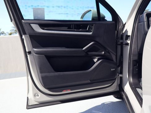 Certified 2025 Porsche Cayenne AWD/4WD image 13
