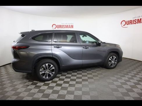 Used 2024 Toyota Highlander XLE AWD/4WD image 29