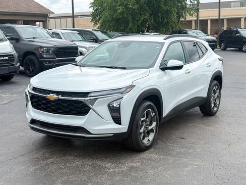 Used 2025 Chevrolet Trax LT w/ Driver Confidence Package FWD image 5