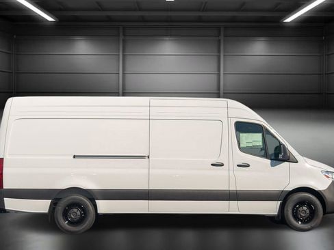 Used 2024 Mercedes-Benz Sprinter 2500 image 6