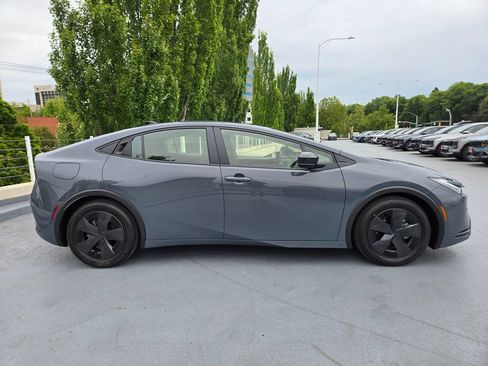 Used 2026 Toyota Prius Plug-In Hybrid FWD image 2