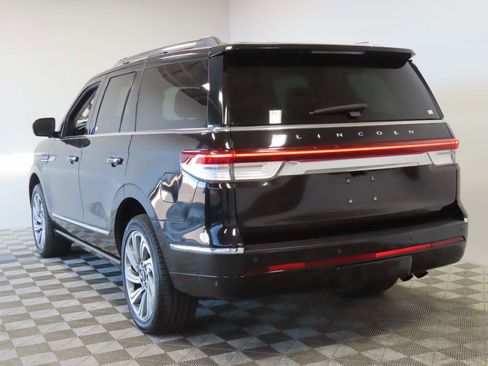 Used 2022 Lincoln Navigator Reserve image 2