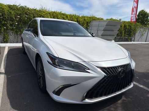 Used 2024 Lexus ES 300h w/ Accessory Package (Z2) image 1