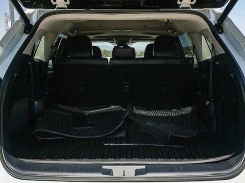 Used 2023 Toyota Highlander XLE FWD image 34