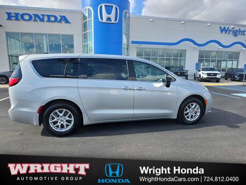 Used 2024 Chrysler Pacifica Touring-L image 1