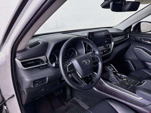 Used 2021 Toyota Highlander XLE AWD/4WD image 24