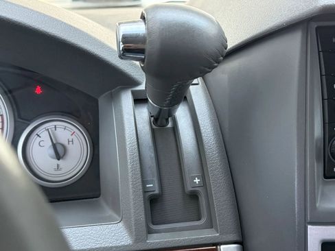 Used 2010 Chrysler Town & Country Touring image 22