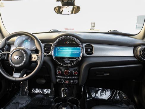 Used 2022 MINI Cooper 4-Door Hardtop w/ Signature Upholstery Package image 14