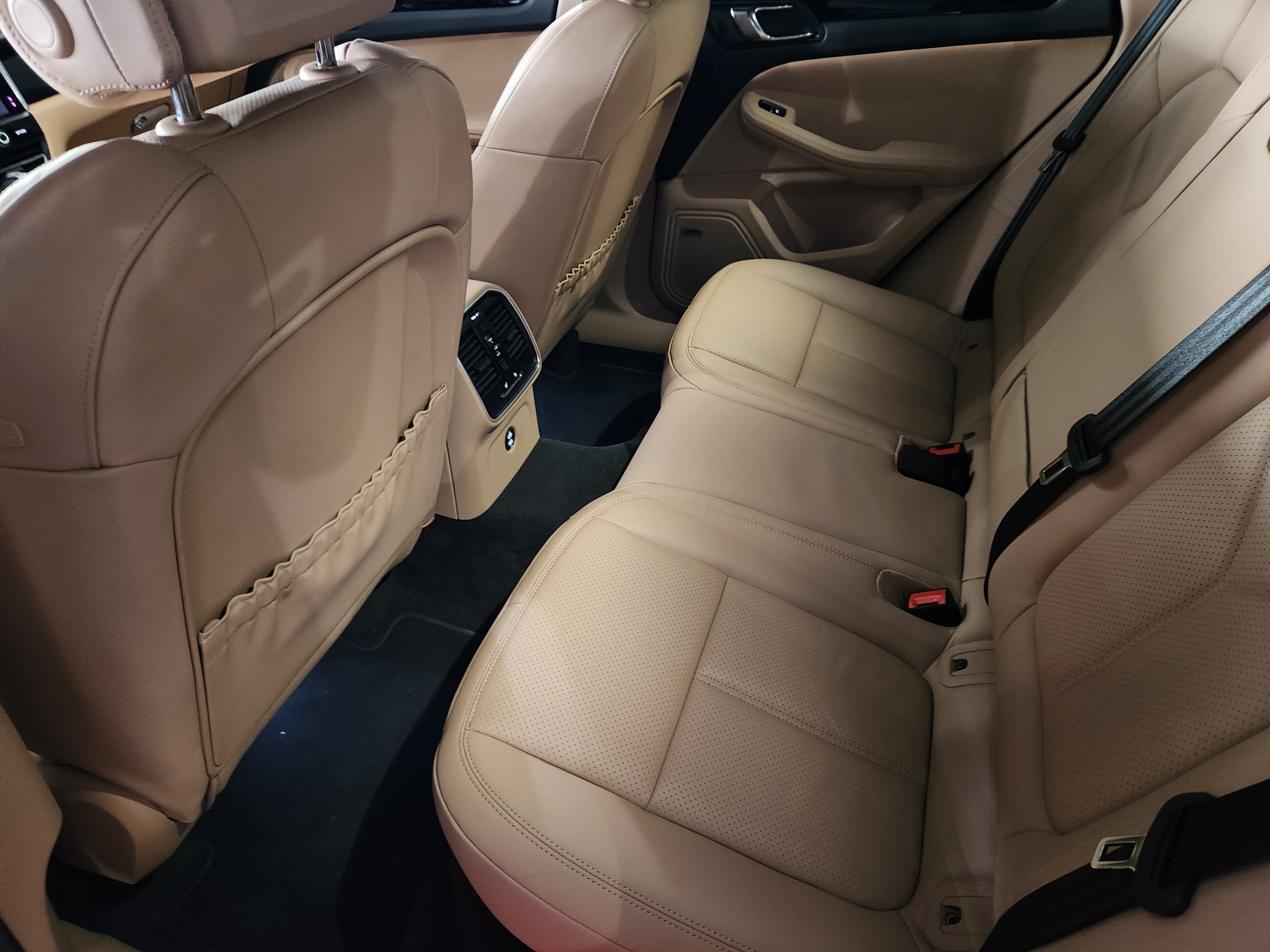 Certified 2026 Porsche Macan AWD/4WD image 33