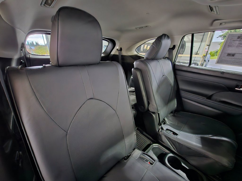 Used 2022 Toyota Highlander XLE AWD/4WD image 28