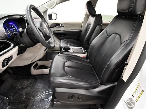 Used 2023 Chrysler Pacifica Touring-L FWD image 13