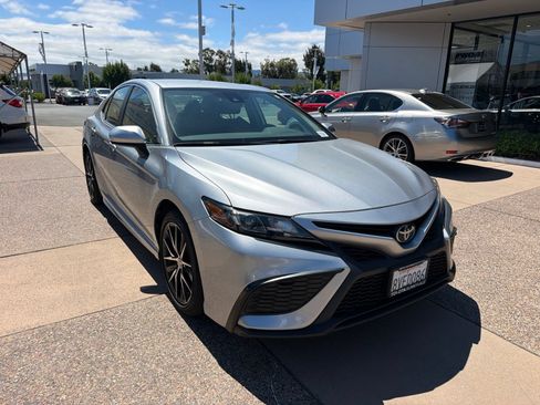 Used 2021 Toyota Camry SE FWD image 1