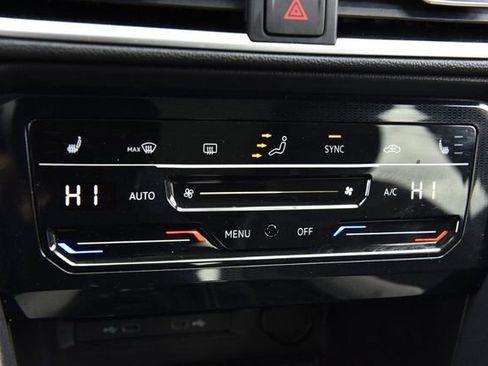 Used 2025 Volkswagen Taos SE image 14