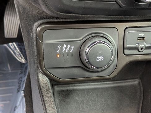 Used 2020 Jeep Renegade Latitude w/ Popular Equipment Group image 24