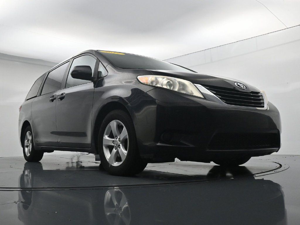 Used 2017 Toyota Sienna LE FWD image 31