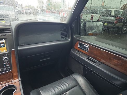 Used 2016 Lincoln Navigator L Select image 26