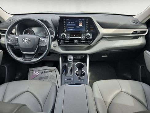 Used 2022 Toyota Highlander XLE AWD/4WD image 11