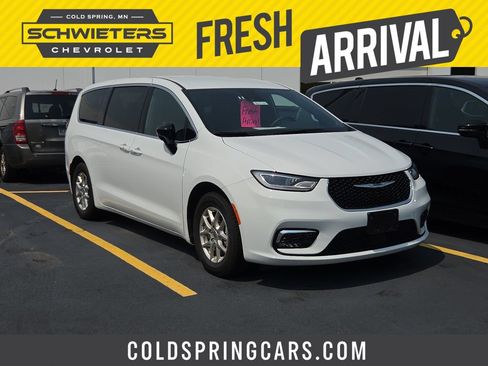 Used 2025 Chrysler Pacifica Select FWD image 1