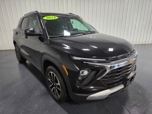 Used 2024 Chevrolet TrailBlazer LT w/ LT Cold Weather Package AWD/4WD image 2