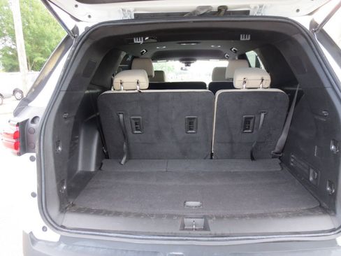 Used 2023 Chevrolet Traverse LS FWD image 6