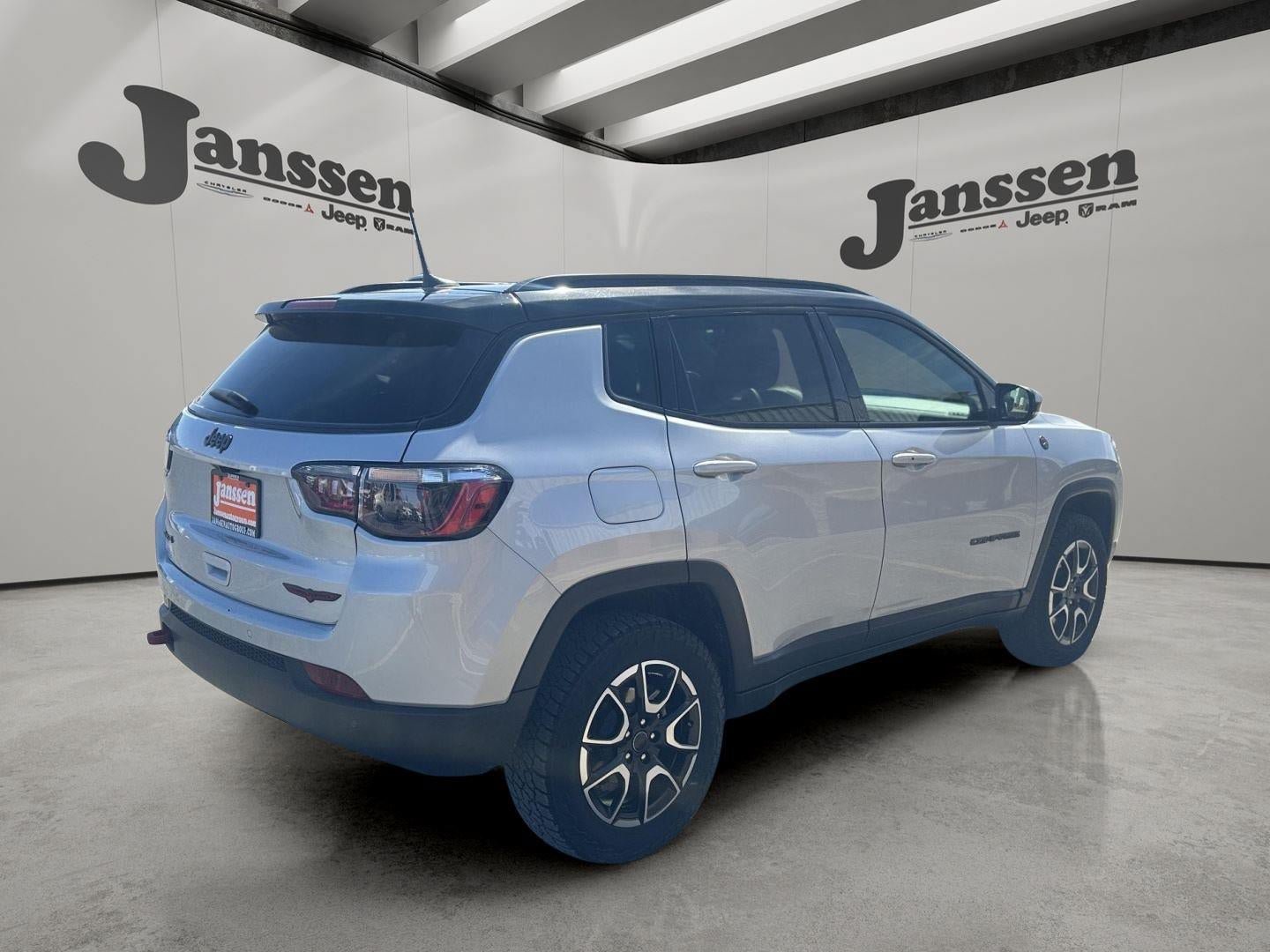Used 2025 Jeep Compass Trailhawk AWD/4WD image 4