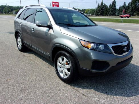 Used 2013 Kia Sorento LX image 3
