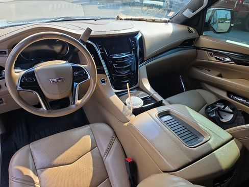 Used 2018 Cadillac Escalade Platinum AWD/4WD image 6