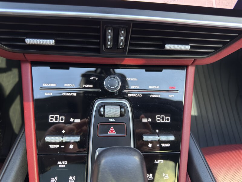 Used 2022 Porsche Cayenne GTS AWD/4WD image 40