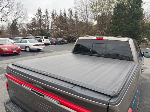 Used 2022 Ford F150 Lightning Lariat image 59