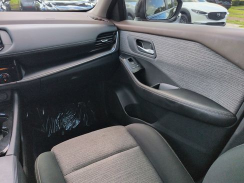 Used 2022 Nissan Rogue SV FWD image 17