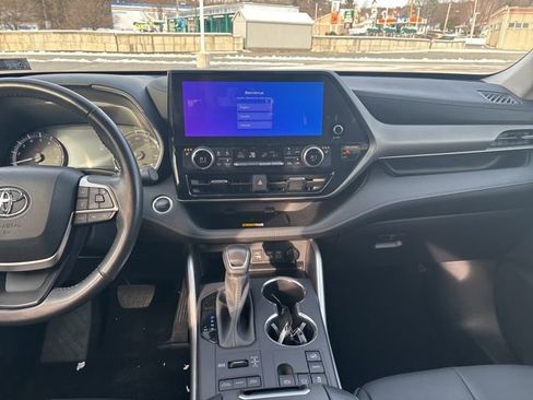 Certified 2024 Toyota Highlander XLE image 30