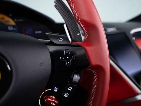 Certified 2025 Ferrari Roma Spider RWD image 33