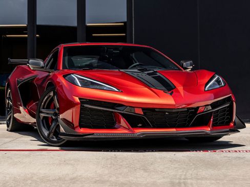 Used 2023 Chevrolet Corvette Z06 w/ Z07 Performance Package RWD image 2