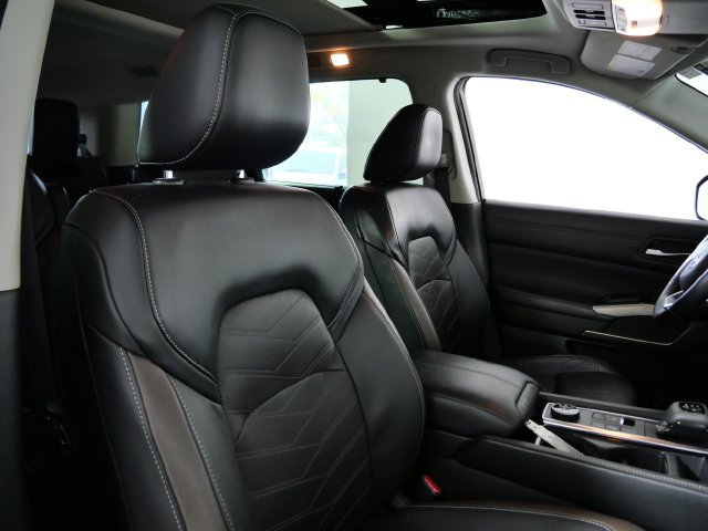 Used 2023 Nissan Pathfinder Platinum AWD/4WD image 12