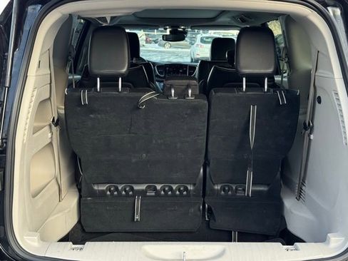 Used 2023 Chrysler Pacifica Limited image 10