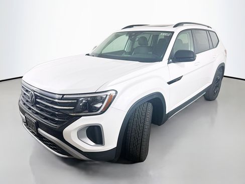New 2026 Volkswagen Atlas Peak Edition AWD/4WD image 3
