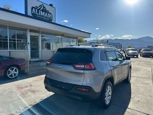 Used 2016 Jeep Cherokee Latitude w/ Cold Weather Group AWD/4WD image 7