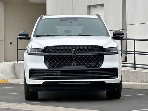 New 2025 Lincoln Navigator L Reserve w/ Jet Appearance Package image 8