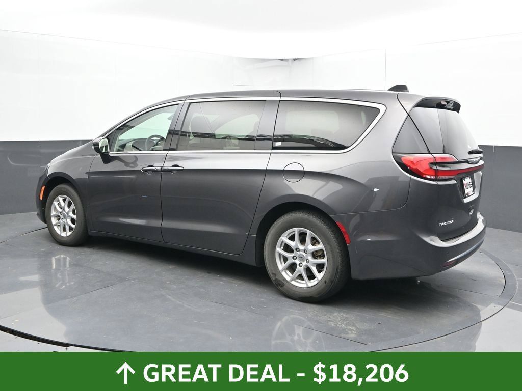 Used 2023 Chrysler Pacifica Touring-L FWD image 11