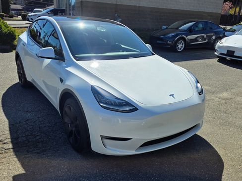 Used 2022 Tesla Model Y Long Range image 3